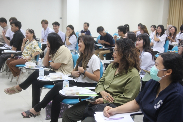 คณะสัตวแพทยศาสตร์ มหาวิทยาลัยขอนแก่น มุ่งเน้นการพัฒนานักศึกษาสัตวแพทย์ให้มีความเป็นเลิศทางวิชาการในระดับสากล ผ่านโครงการนำเสนอผลงานวิจัยเป็นภาษาอังกฤษ ประจำปีการศึกษา 2568 สำหรับนักศึกษาสัตวแพทย์ ในรายวิชาการวิจัยทางสัตวแพทย์