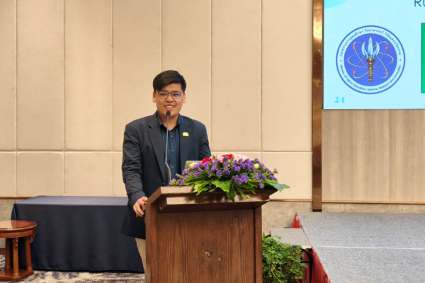 อาจารย์ น.สพ.ดร.ปริญญา สร้อยทองคำ คณะสัตวแพทยศาสตร์ ม.ขอนแก่น ได้รับเชิญบรรยายในเวทีระดับนานาชาติ ณ กรุงเวียงจันทน์ ชูแนวคิด “สุขภาพหนึ่งเดียว” สู้ภัยเชื้อดื้อยา