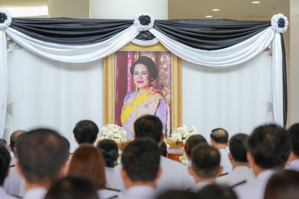 บรรยากาศมหาวิทยาลัยขอนแก่นจัดพิธีลงนามถวายความอาลัย สมเด็จพระนางเจ้าสิริกิติ์ พระบรมราชินีนาถ พระบรมราชชนนีพันปีหลวง “อธิการบดี” นำ คณะผู้บริหาร