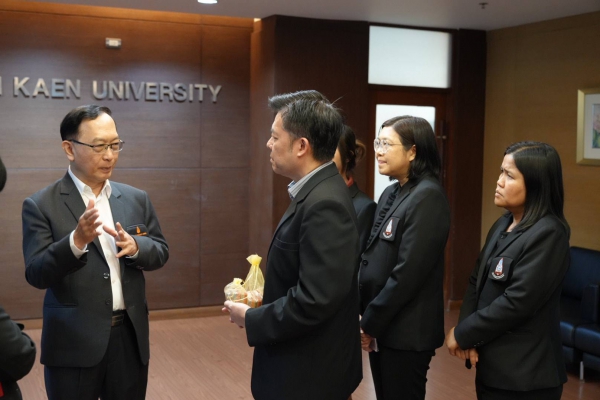  รองศาสตราจารย์ น.สพ.ดร.นฤพนธ์ คำพา คณบดีคณะสัตวแพทยศาสตร์ มหาวิทยาลัยขอนแก่น  พร้อมด้วยคณะผู้บริหาร ได้เข้าเยี่ยมคารวะและอวยพรปีใหม่ แด่ รองศาสตราจารย์ นพ.ชาญชัย พานทองวิริยะกุล อธิการบดีมหาวิทยาลัยขอนแก่น และคณะผู้บริหารมหาวิทยาลัยขอนแก่น