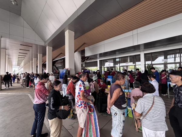 คณาจารย์ ผู้บริหาร สัตวแพทย์ นักศึกษา และบุคคลาการสายสนับสนุน ของคณะสัตวแพทยศาสตร์ และโรงพยาบาลสัตว์ ร่วมโครงการ “มหาวิทยาลัยขอนแก่นบริการชุมชน” หรือ KKU Societal Contribution  ณ บริเวณลานชั้น 1 สถานีรถไฟขอนแก่น จังหวัดขอนแก่น เมื่อวันศุกร์ที่ 6 มีค 2569